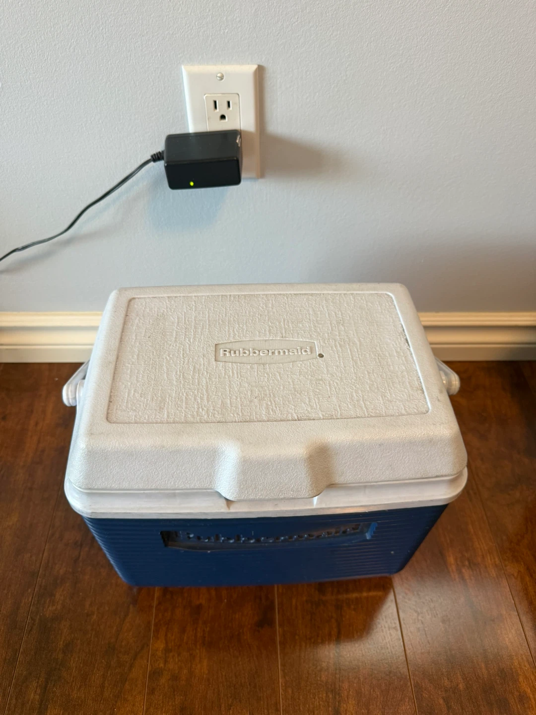 Rubbermaid Hard Cooler Ice Chest – Great for Camping - photo 2