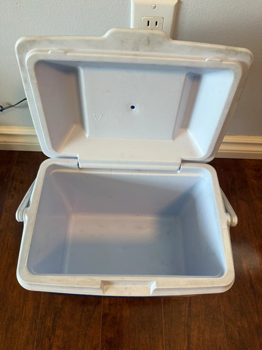 Rubbermaid Hard Cooler Ice Chest – Great for Camping - photo 3