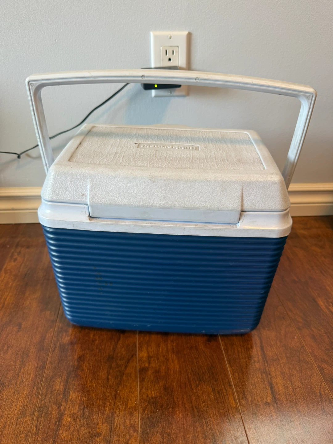 Rubbermaid Hard Cooler Ice Chest – Great for Camping - photo 4