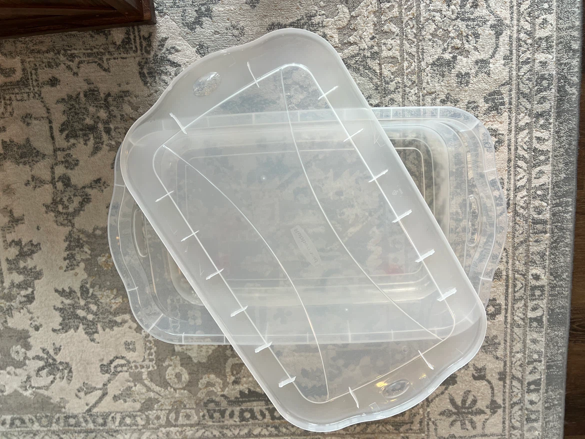 Rubbermaid Storage Container with Lid - photo 2