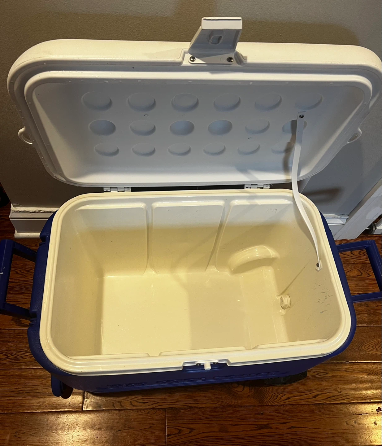 Igloo Cool Roller Rolling Cooler - photo 3