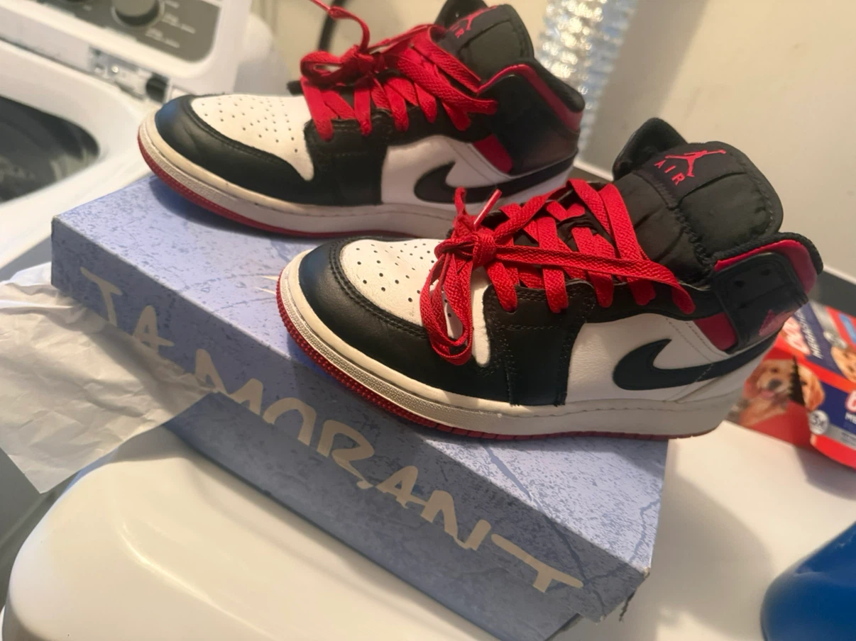 Nike Air Jordan 1 Mid Sneakers