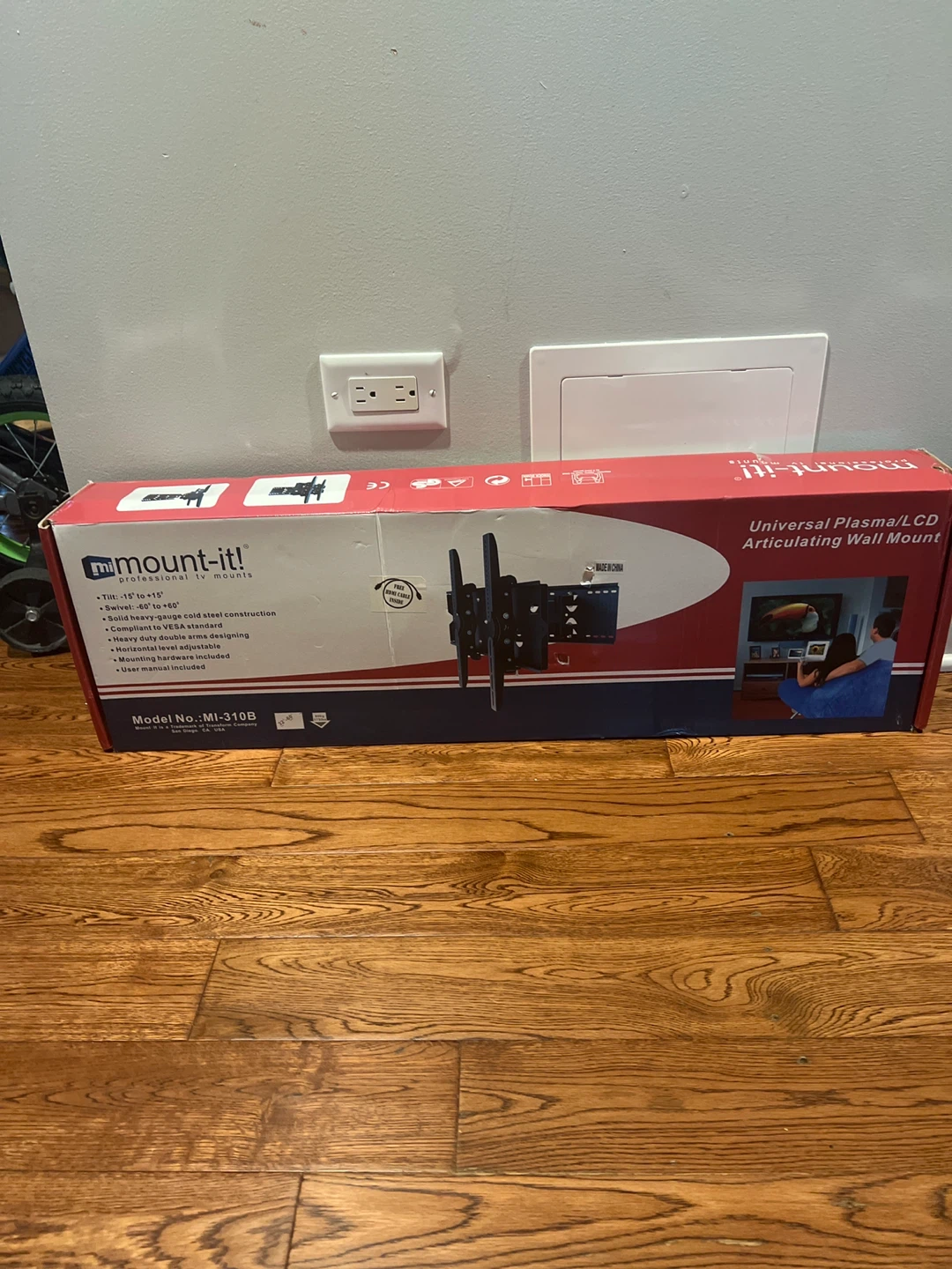 Mount-It! Universal Plasma/LCD Articulating Wall Mount MI-310B
