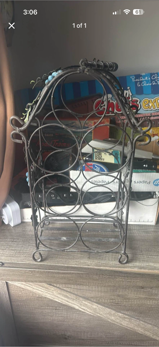 Wine rack for 7 bottles made of metal