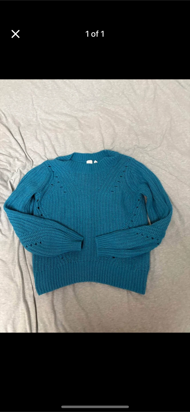 GAP beautiful blue sweater (size s women’s)