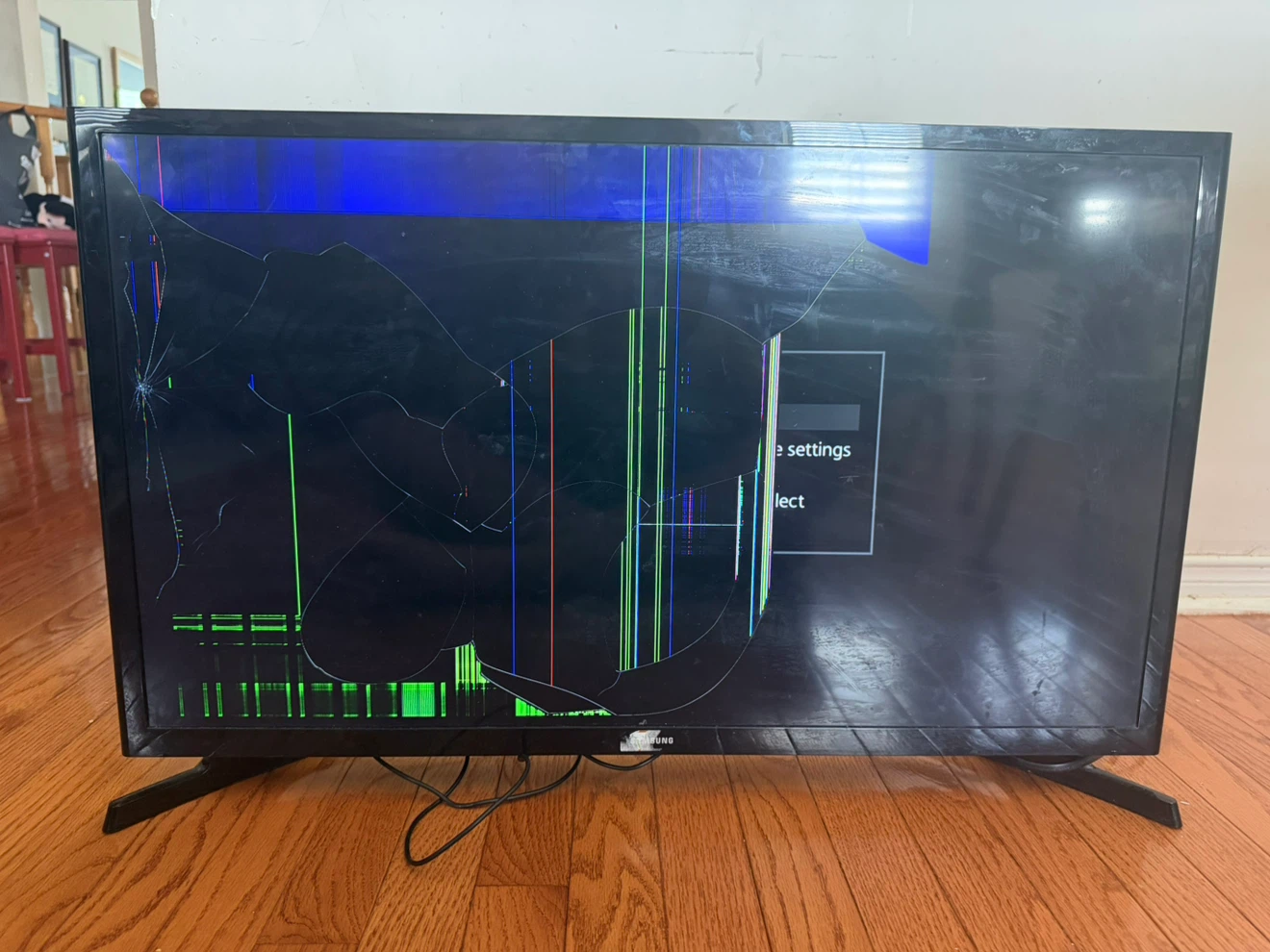 Samsung 32" TV - Cracked Screen - photo 2