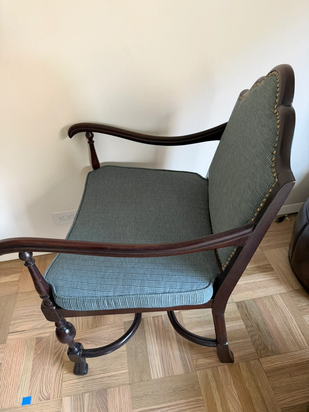 Vintage Accent Chair with Wooden Frame - photo 3
