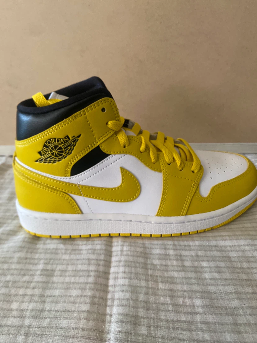 Jordan 1 Mid Yellow White - photo 4