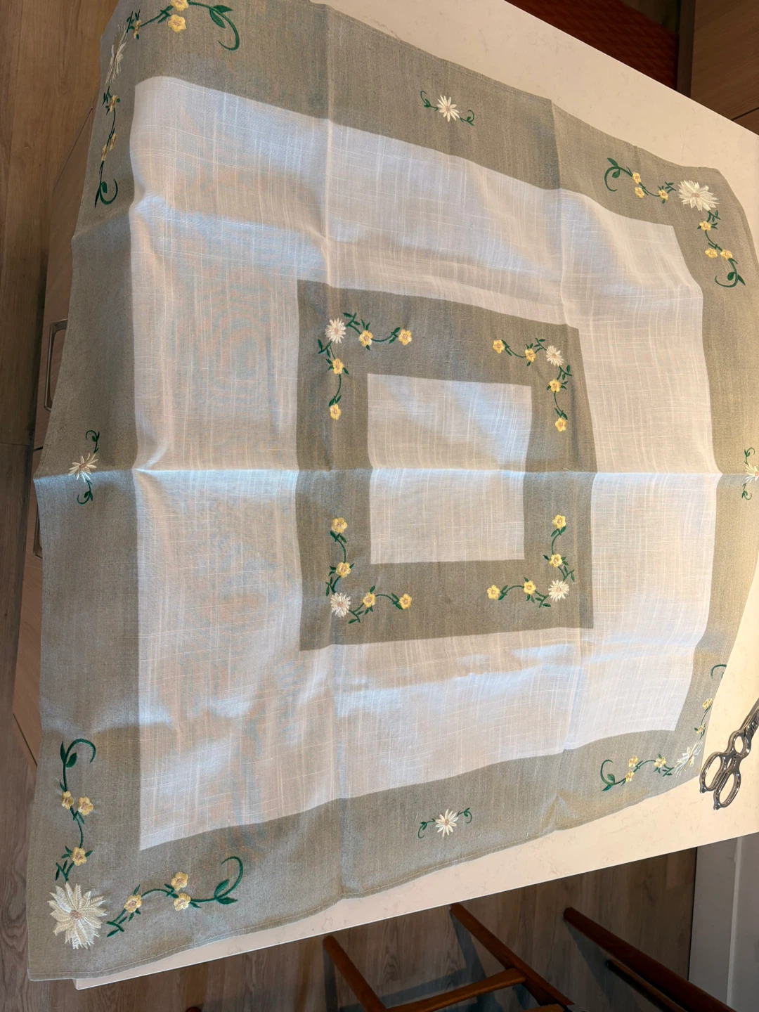Embroidered Tablecloth - photo 3