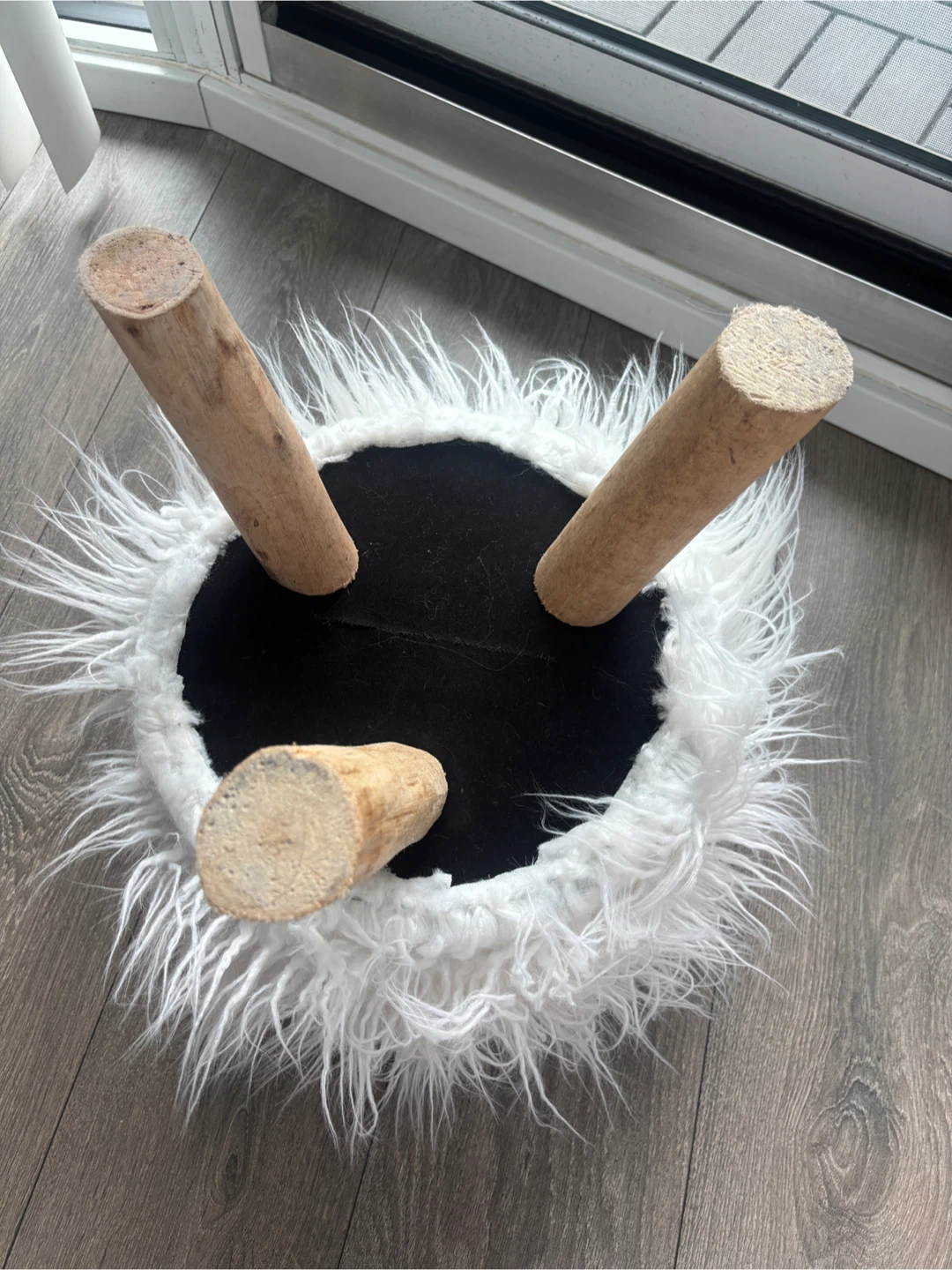 Structube faux fur stool - photo 4