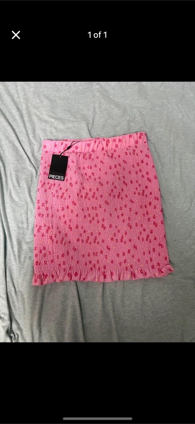 PIECES beautiful, pink floral skirt BRAND NEW (size M women’s)