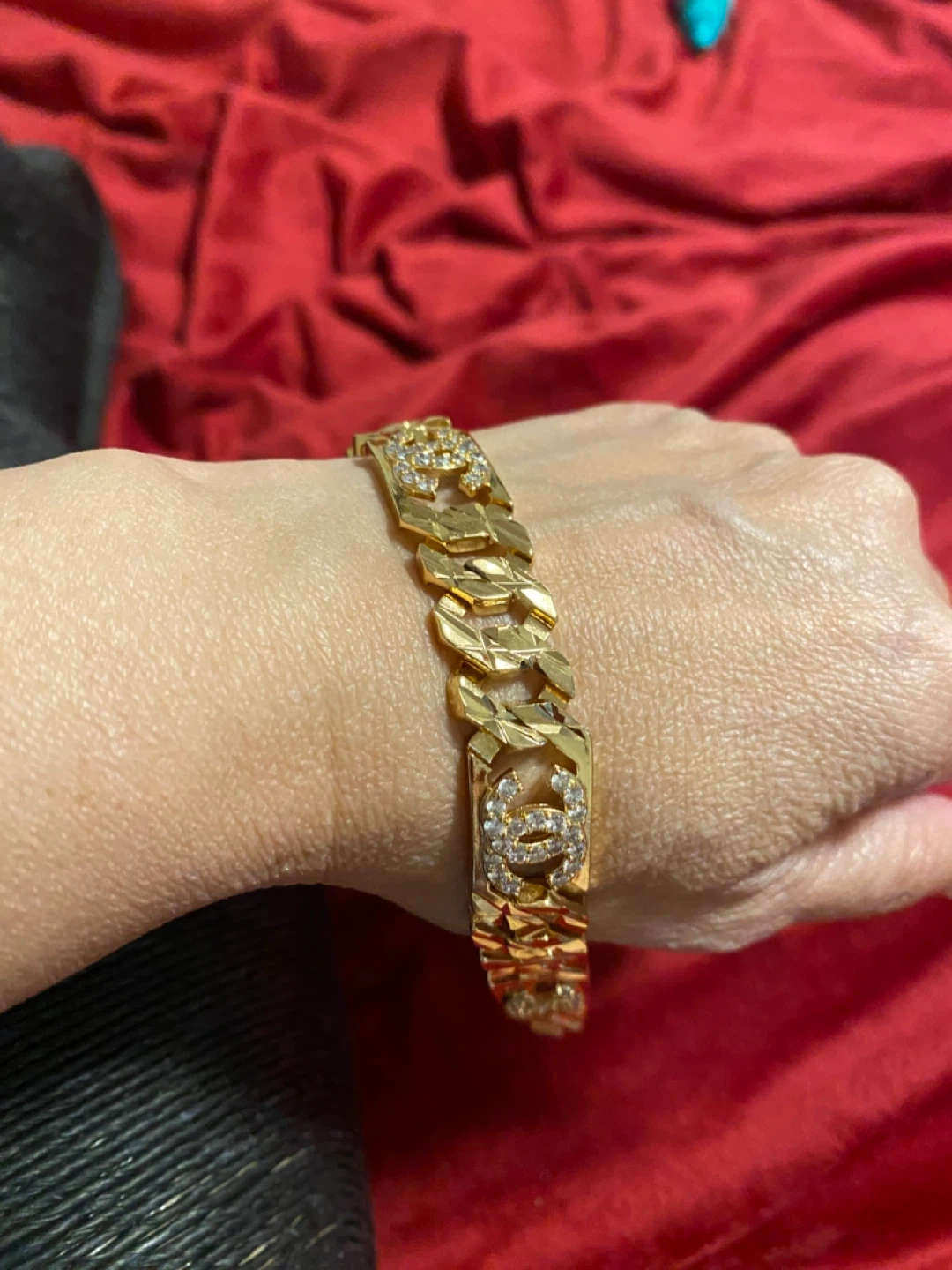 Gold plated design Tone CC Logo Bracelet high quality - photo 2