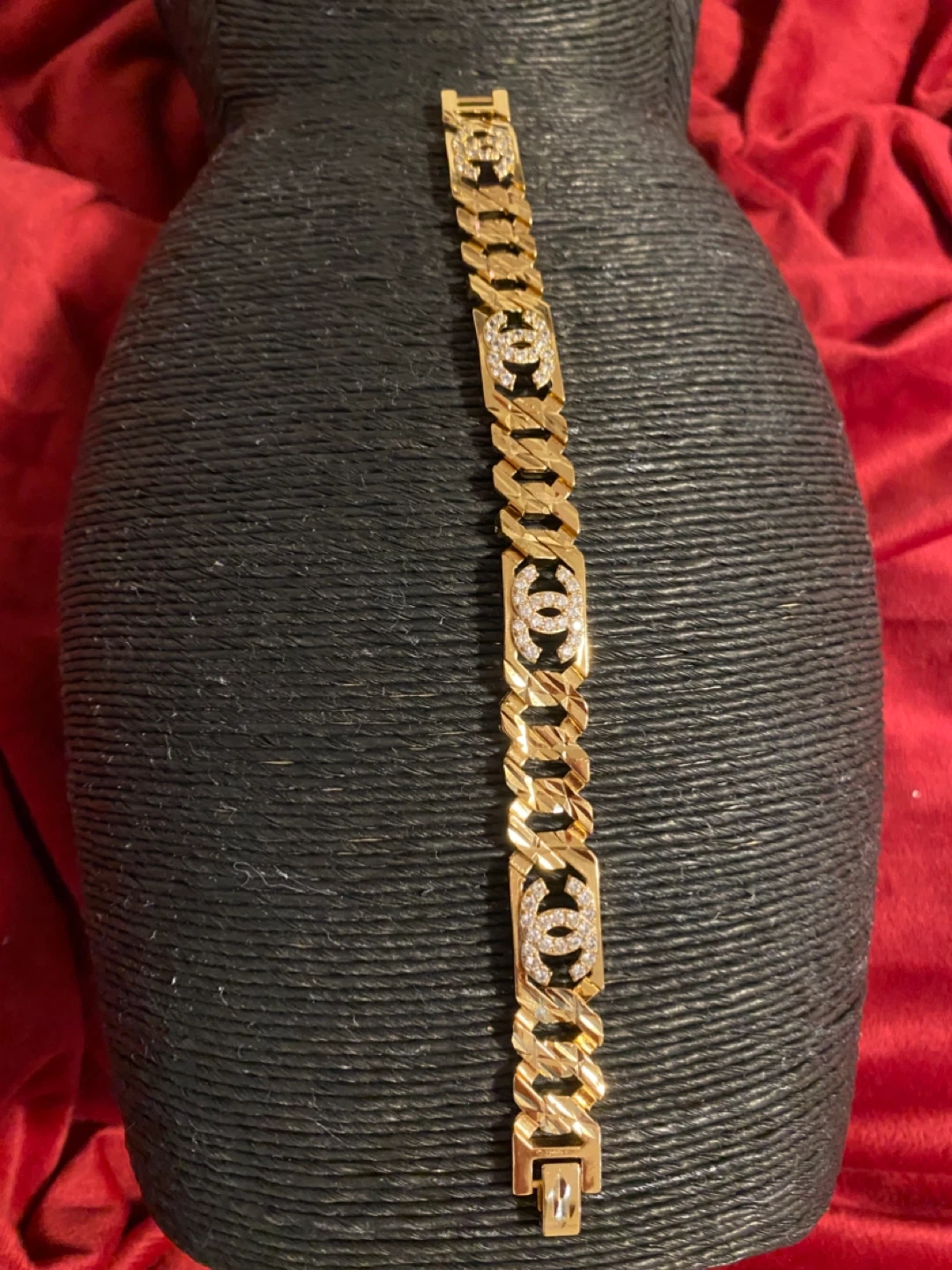 Gold plated design Tone CC Logo Bracelet high quality - photo 3