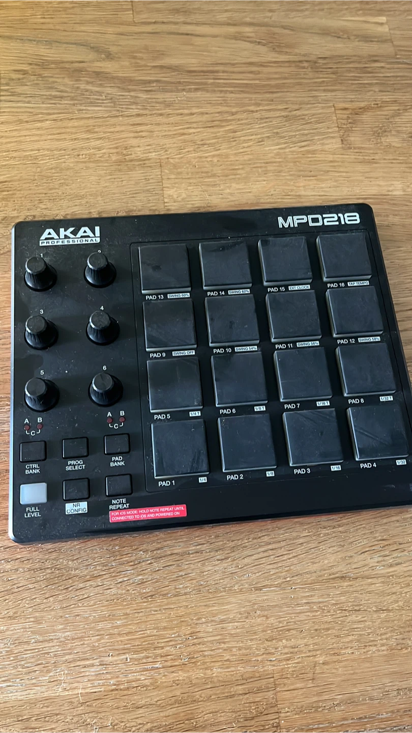Akai Professional MPD218 Pad Controller - photo 2
