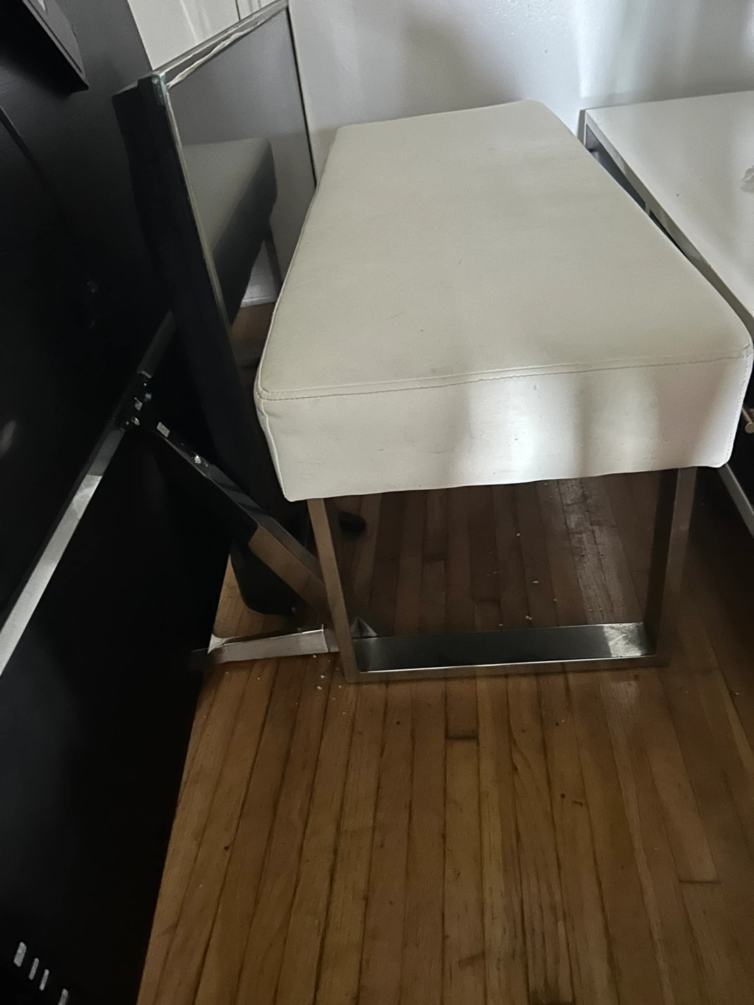 White Padded Bench Seat. Soft and cushiony. - photo 4