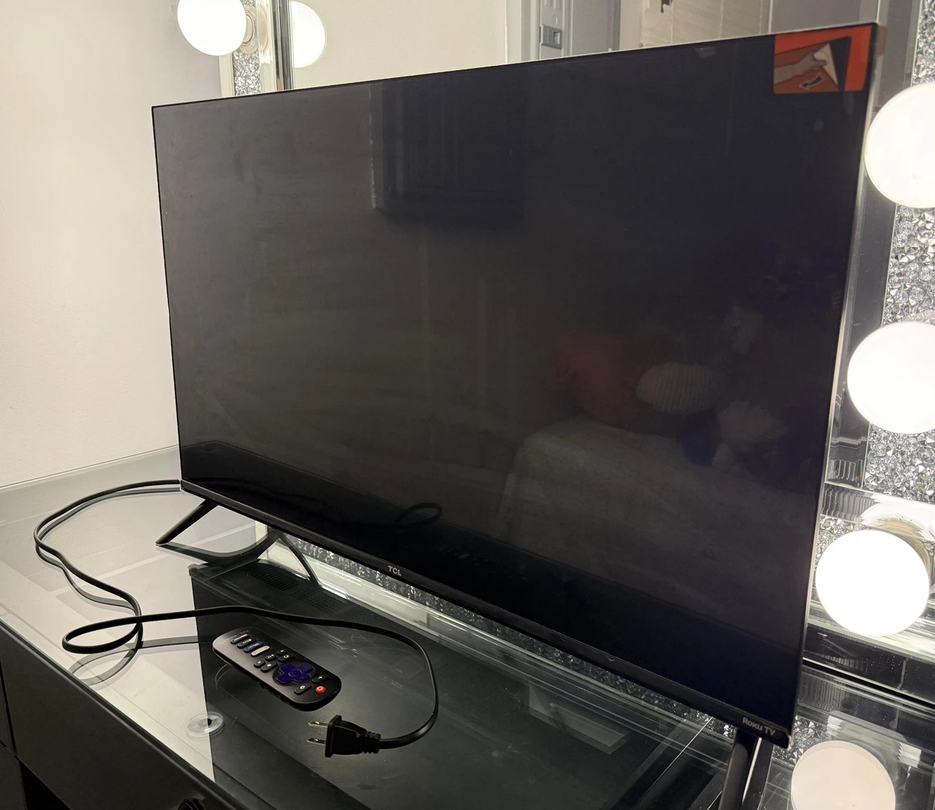 TCL Roku TV 32” - photo 2