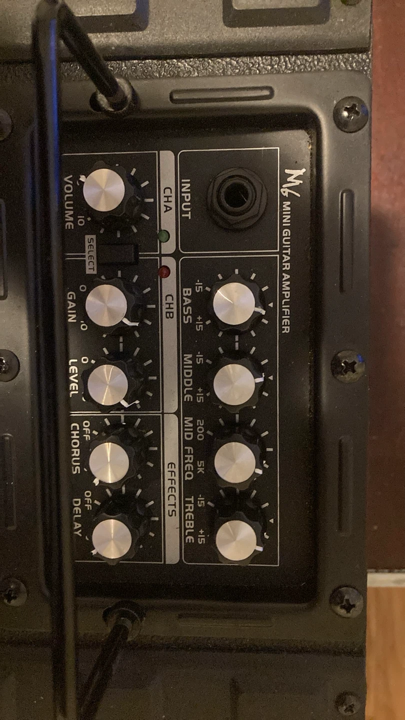 Electric guitar amplifier - photo 2