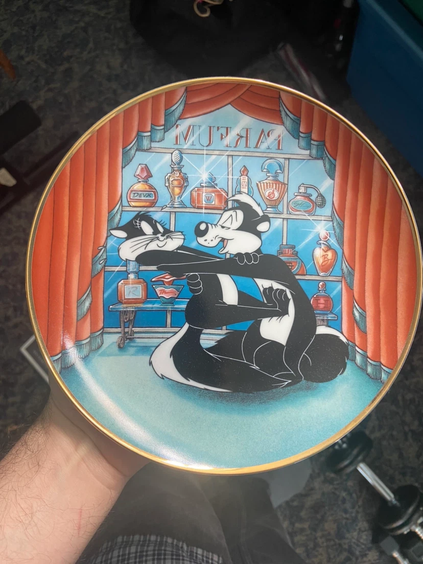 Looney Tunes  Plate Pepe Le Pew For Scent-Imental Reasons 1993