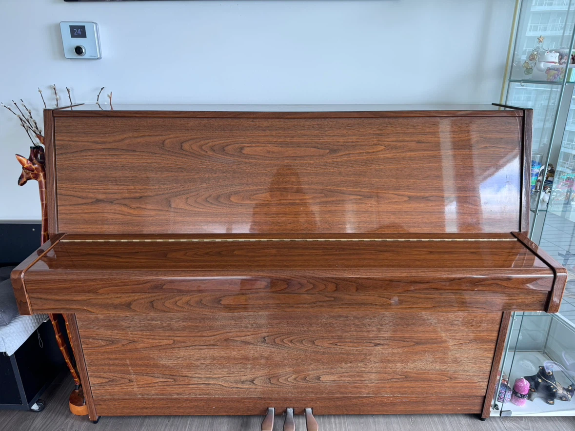 Yamaha Upright Piano - Wood Finish - photo 2