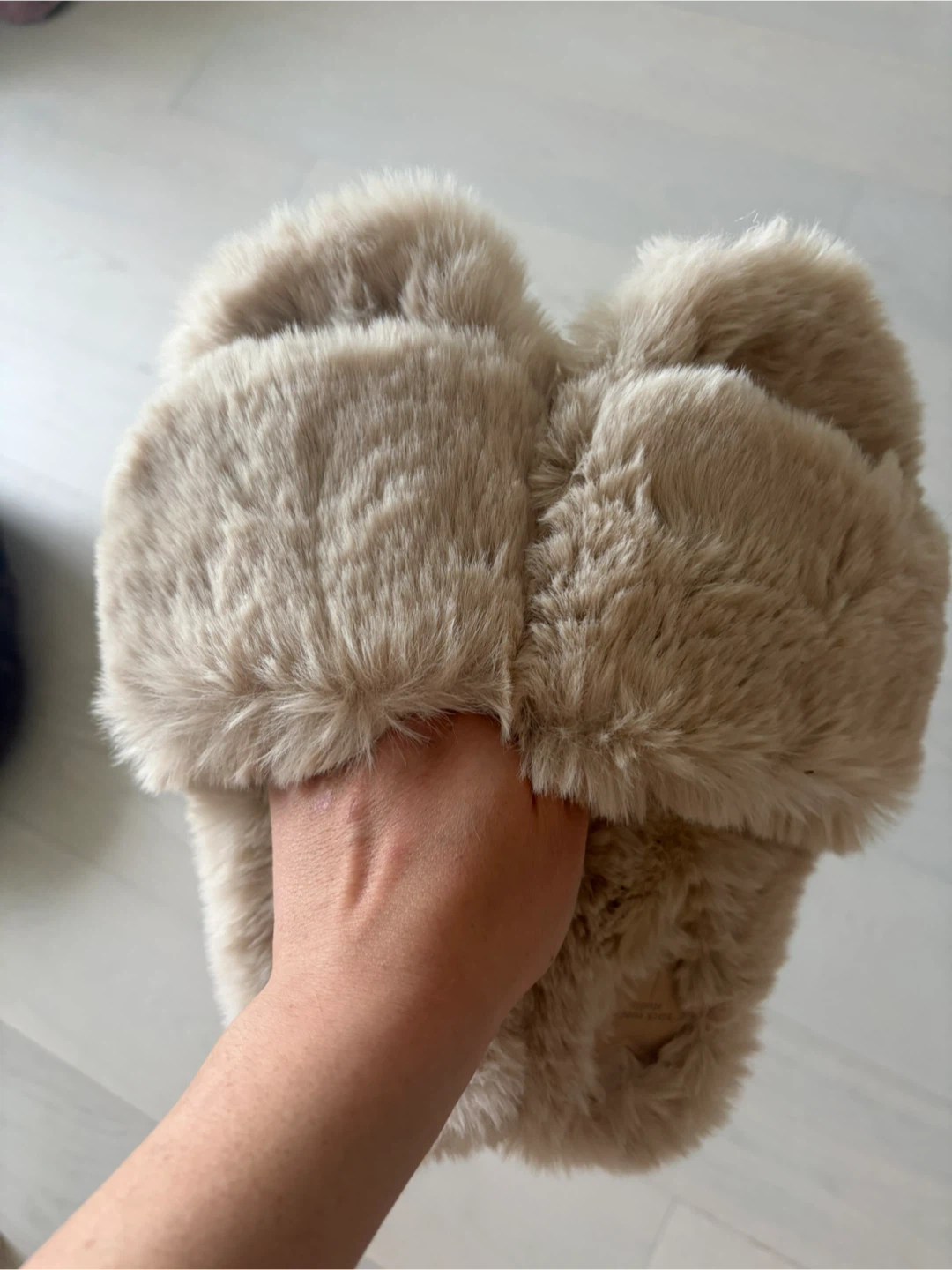 BN Faux Fur Slippers in Oatmeal, Size 9 - photo 2