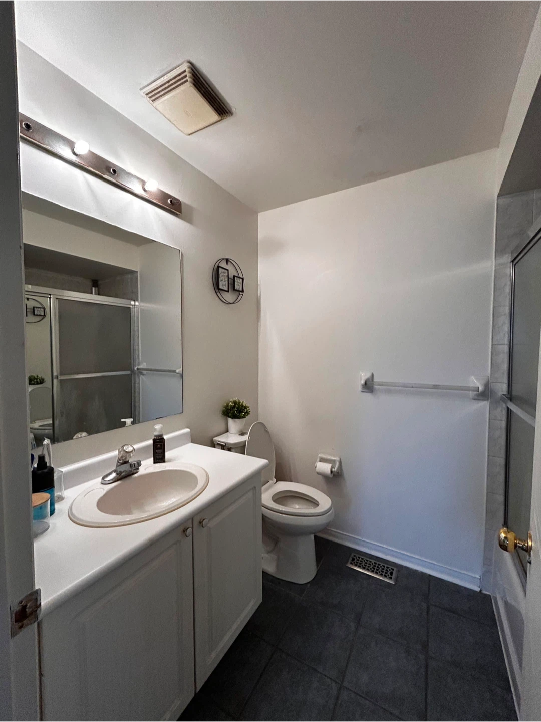 Private Room for Rent – Prime Location, Bus Stop Steps Away - photo 4