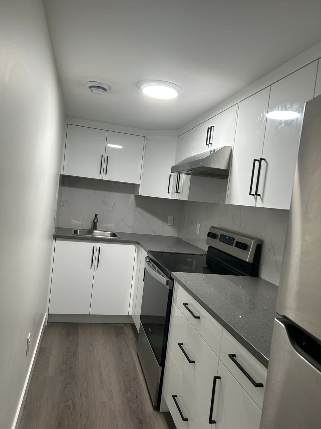 Modern Apartment Kitchen, Bathroom and Bedroom - photo 5
