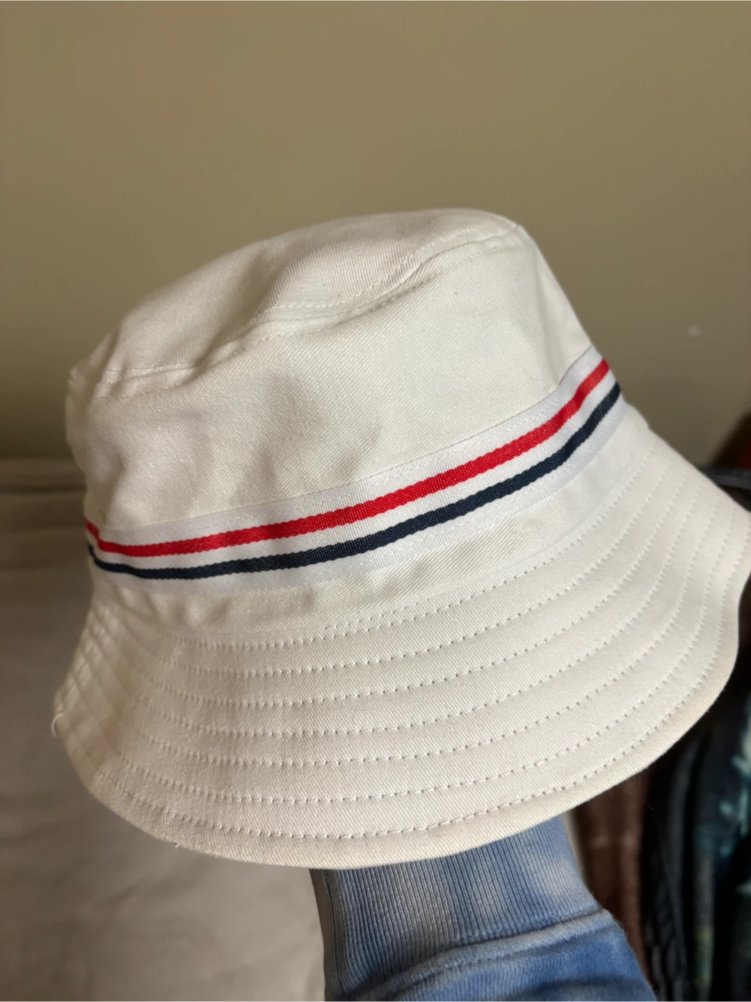 WHITE BUCKET HAT