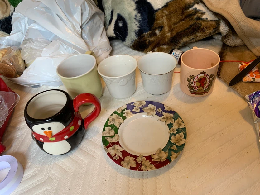 Penguin mug and assorted cups and plate 672-975-5756 - photo 2