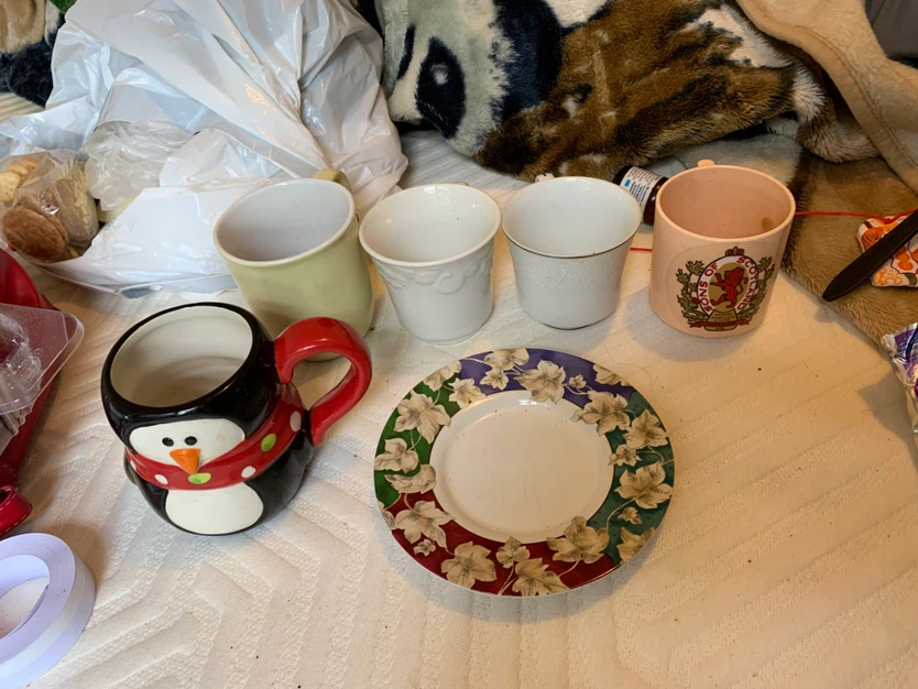 Penguin mug and assorted cups and plate 672-975-5756 - photo 3
