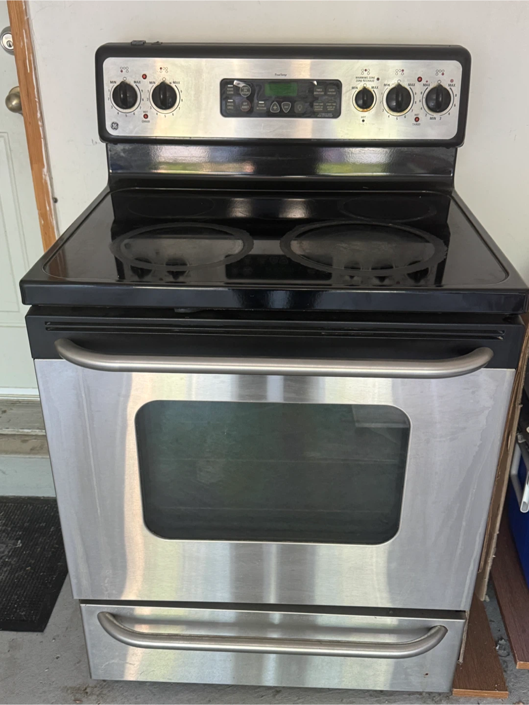 GE Electric Range with Smooth Top
