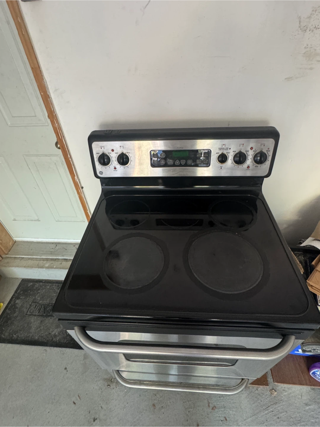 GE Electric Range with Smooth Top - photo 2