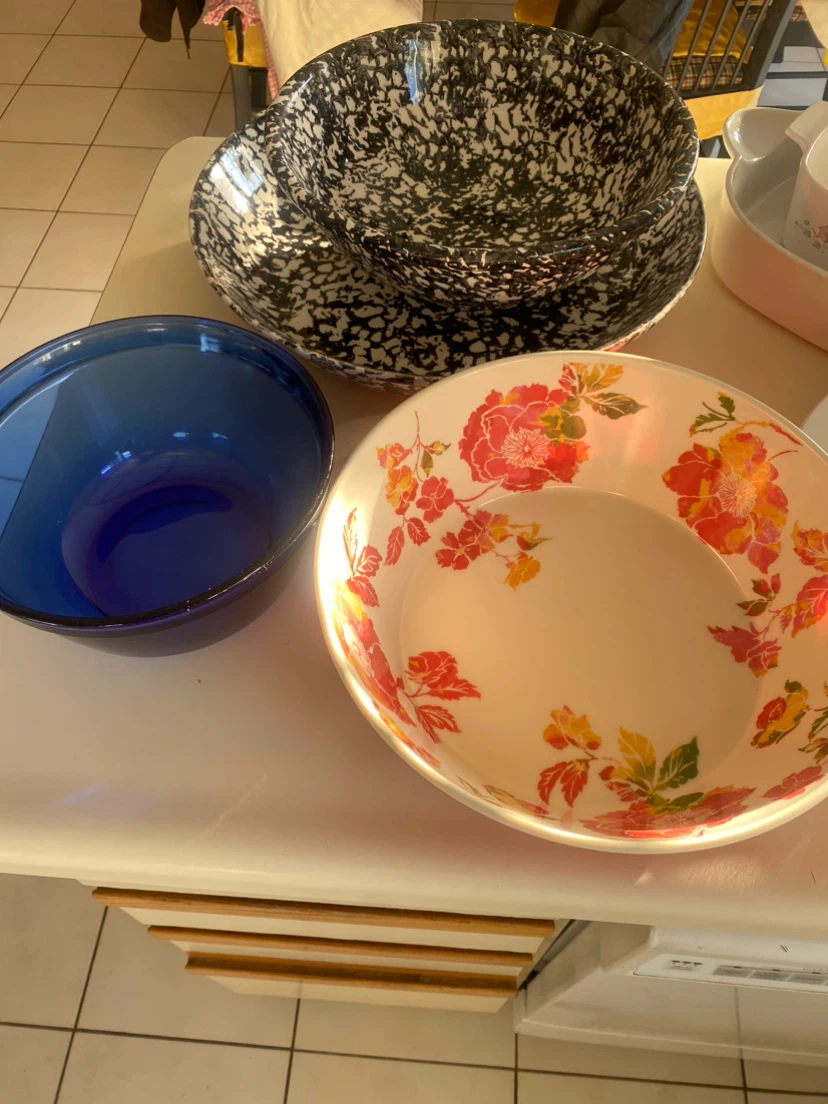 Assorted Kitchenware: Bowls, Casserole Dishes & Pot - photo 5