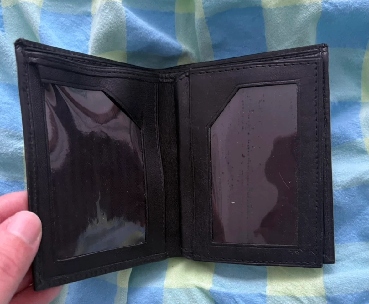 2 wallets (Like new) (Both FREE) - photo 2