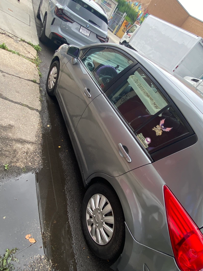 Nissan Versa 2011 Gray Hatchback - photo 2