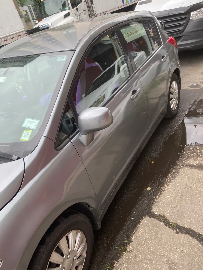 Nissan Versa 2011 Gray Hatchback - photo 5