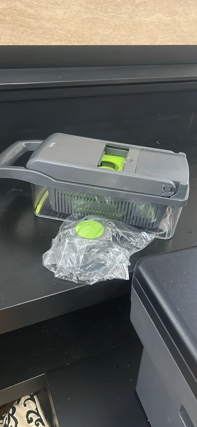 Vegetable Chopper with 1.2 Liter Capacity - Never used - photo 2