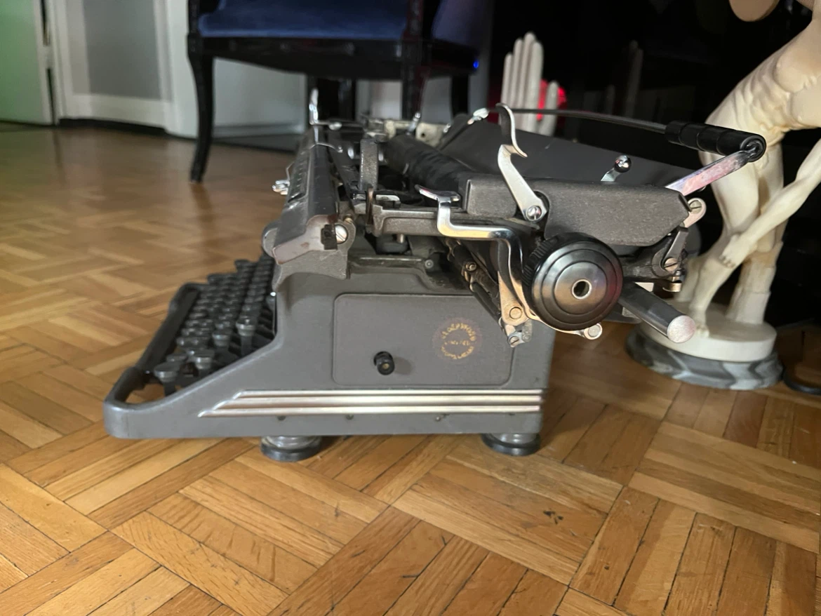 Vintage Royal Typewriter - photo 2