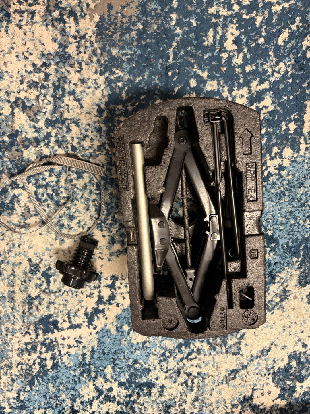 VW Passat Floor Mats, Spare Tire kit, headrests, lug nut caps - photo 4