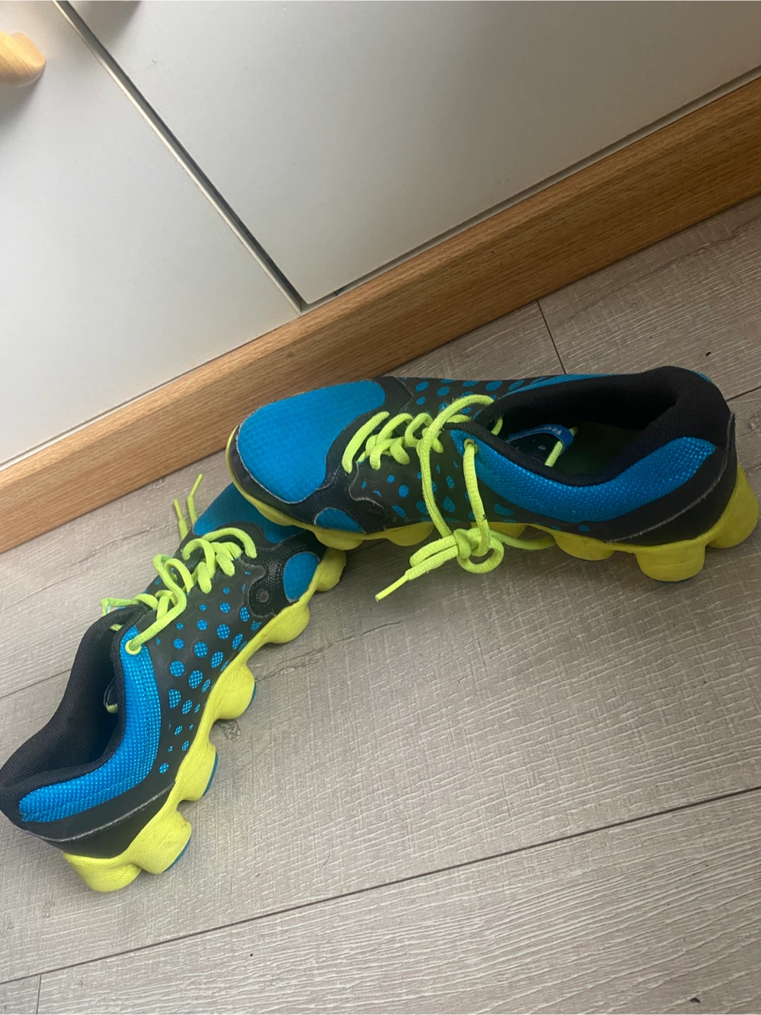 Reebok blue and yellow running shoes - photo 3