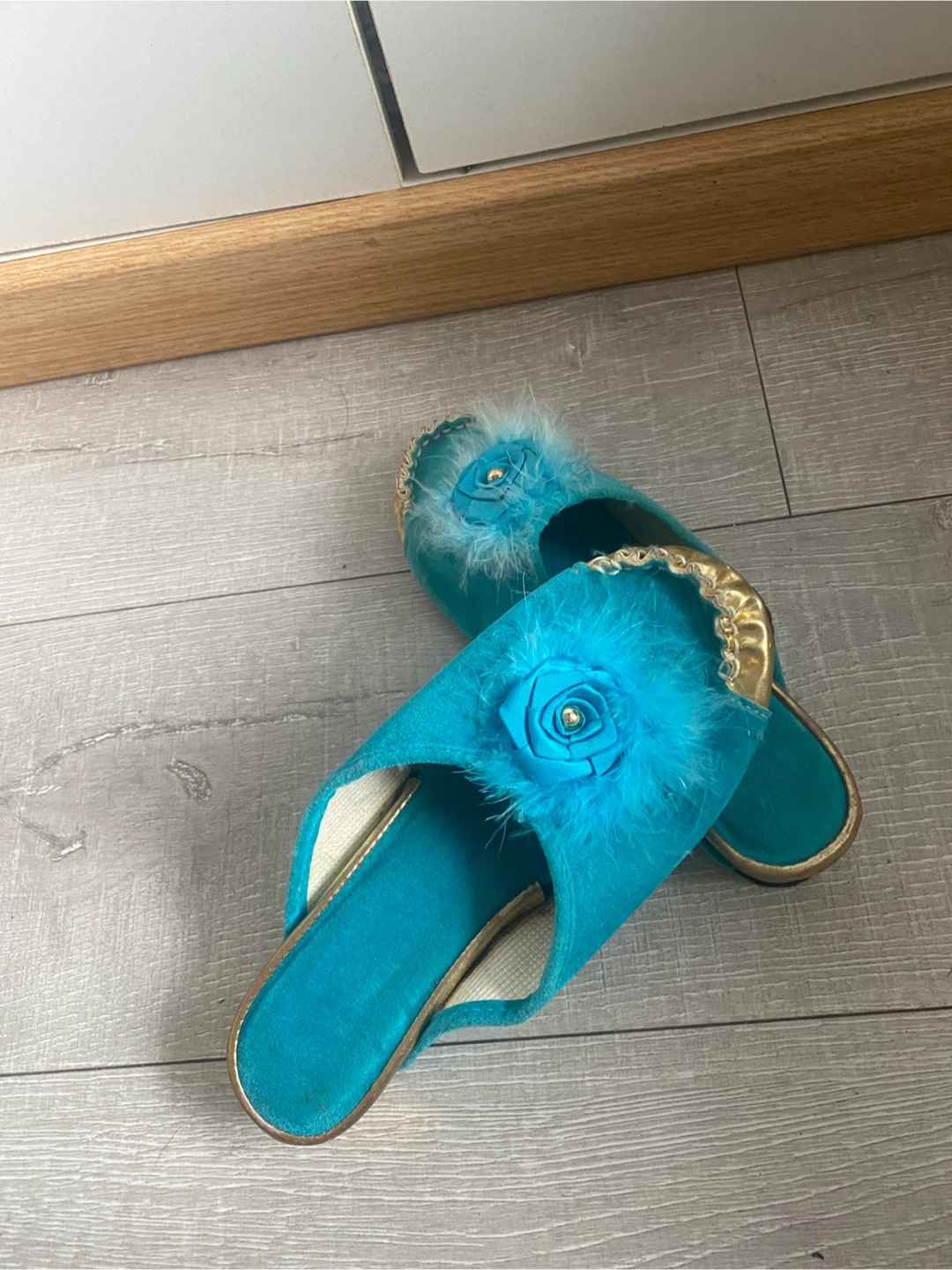 Turquoise slippers with feather and flower detail - photo 4