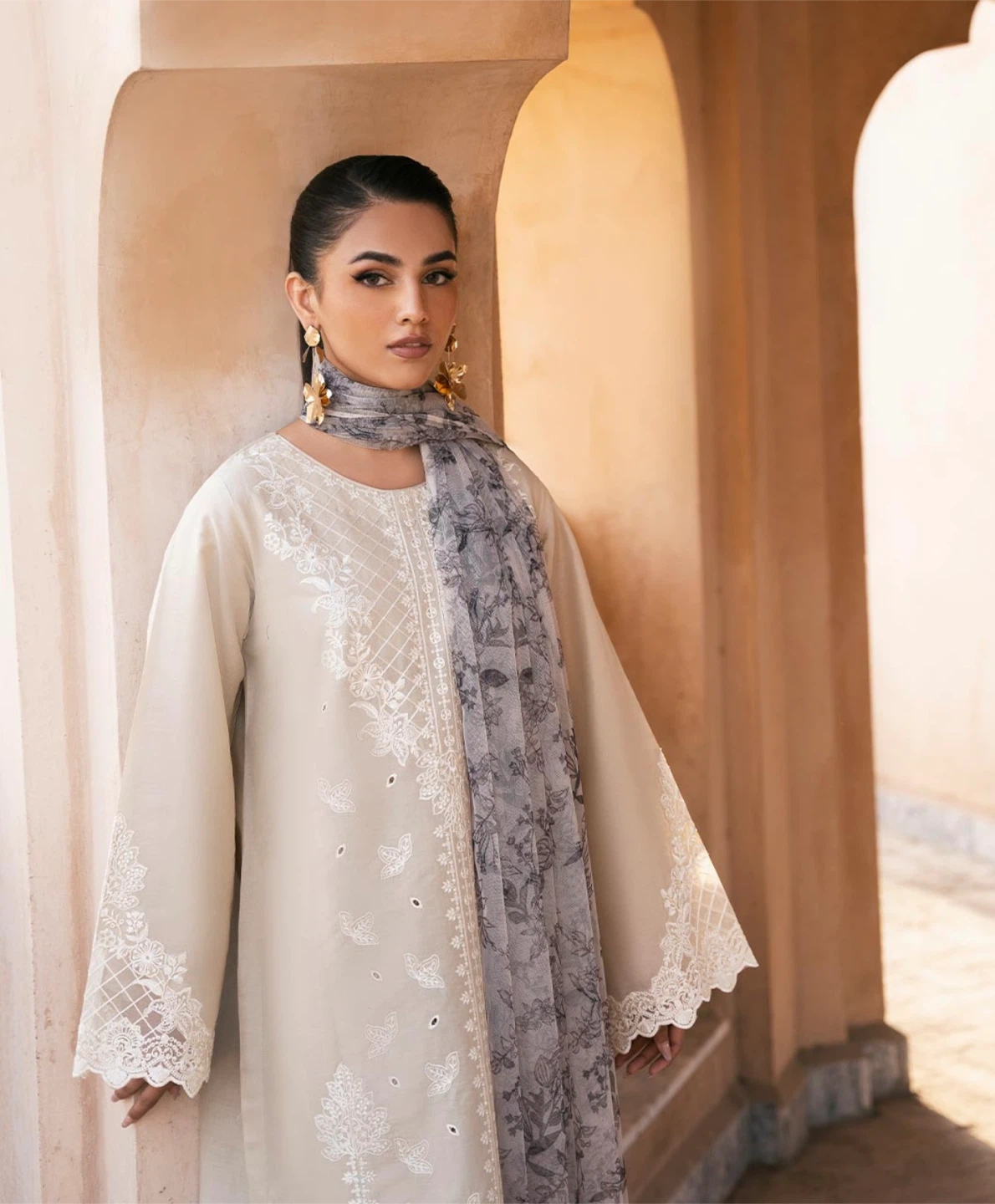 Beige lawn embroidered suit - photo 2