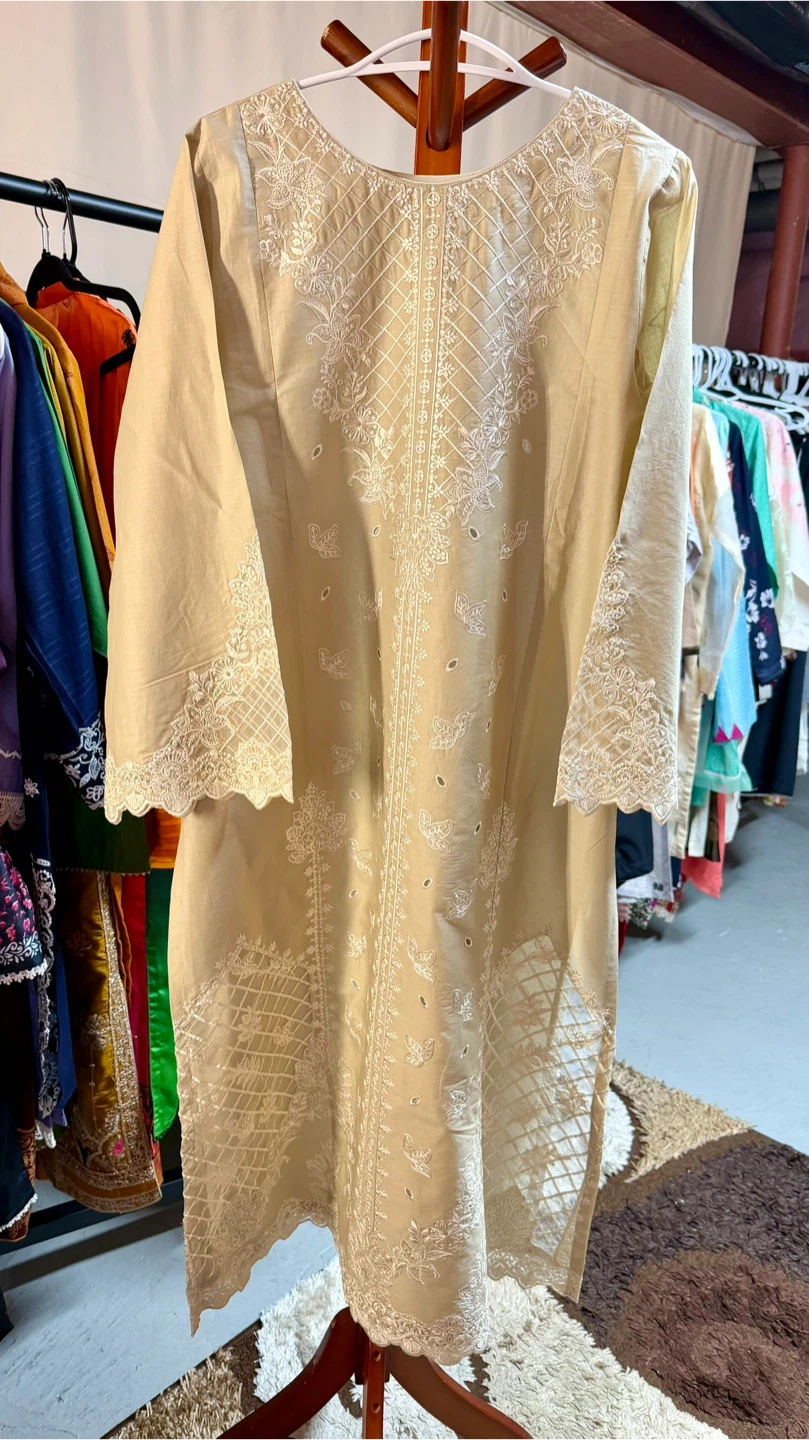 Beige lawn embroidered suit - photo 3