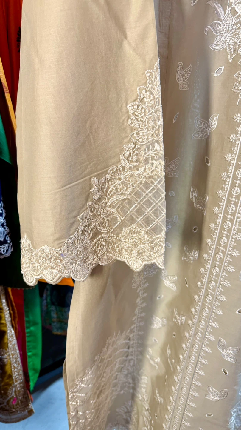 Beige lawn embroidered suit - photo 4