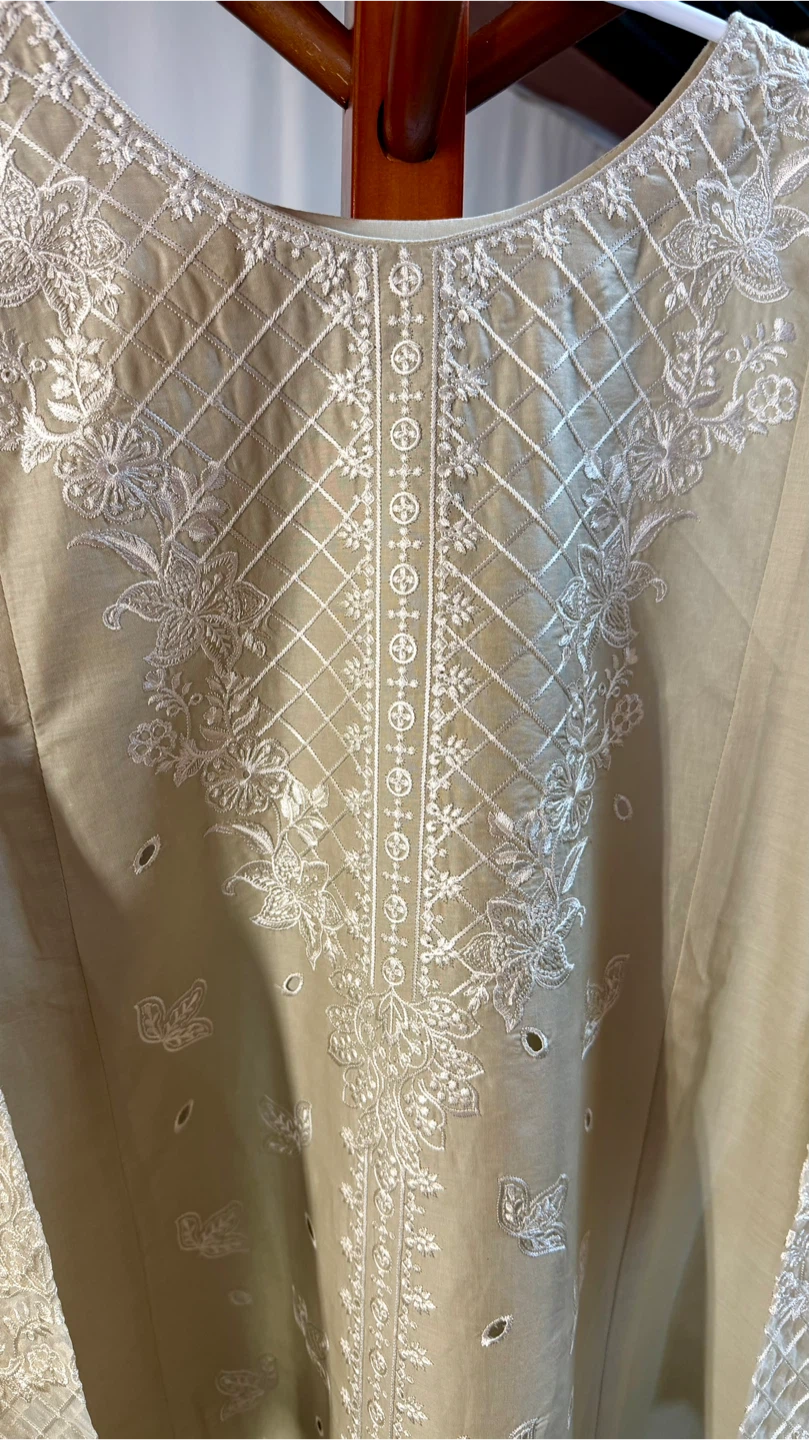 Beige lawn embroidered suit - photo 5