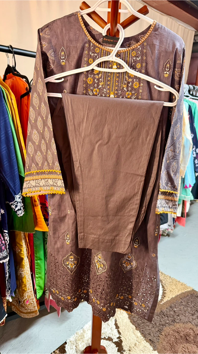 Riwayat Pret Embroidered brown three piece suit - photo 5