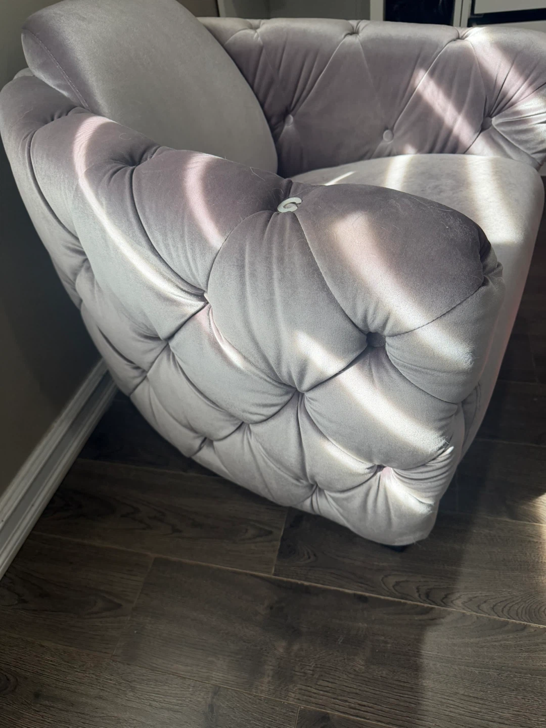 Grey Velvet Tufted Accent Chair - photo 2