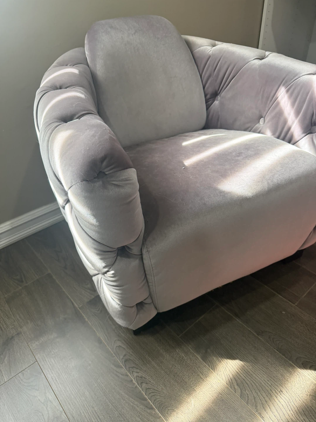 Grey Velvet Tufted Accent Chair - photo 3