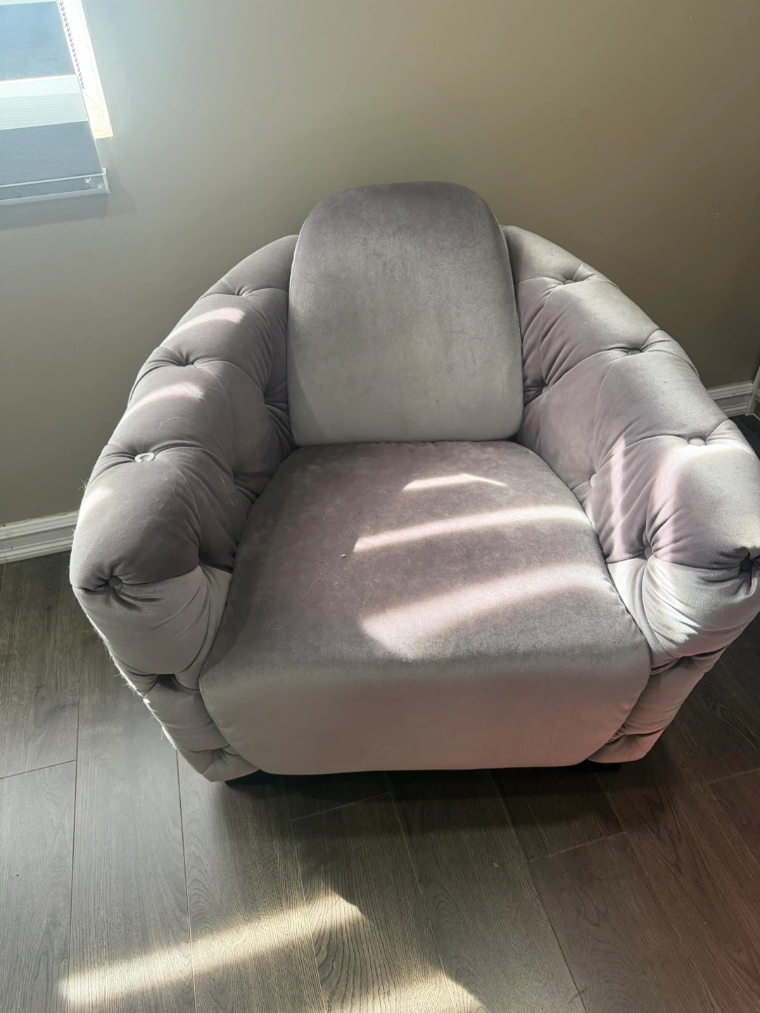 Grey Velvet Tufted Accent Chair - photo 4
