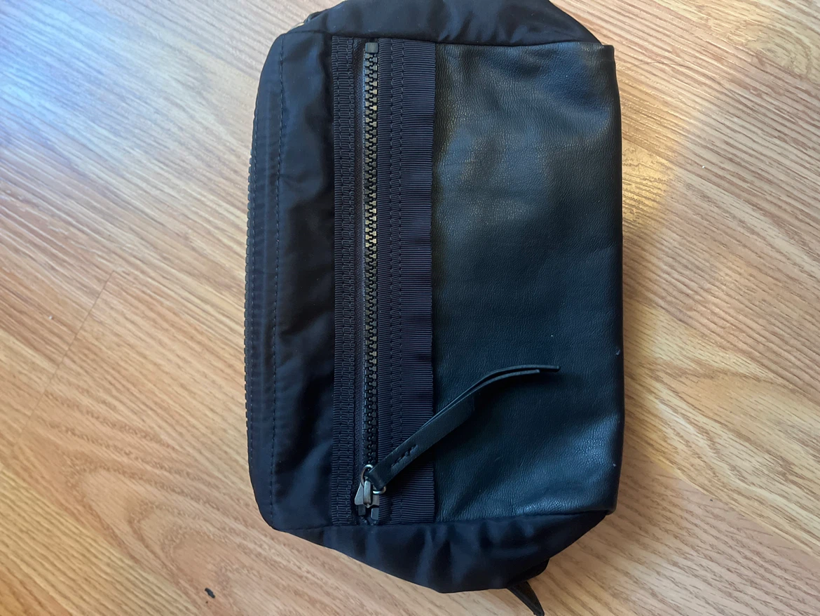 Lululemon Travel Pouch - photo 2
