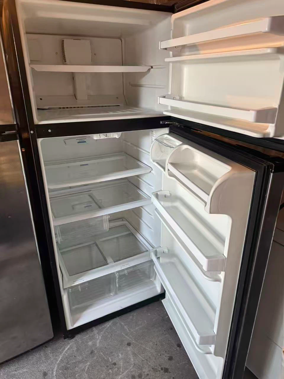 Good condition whirlpool 28” fridge $260, - photo 3